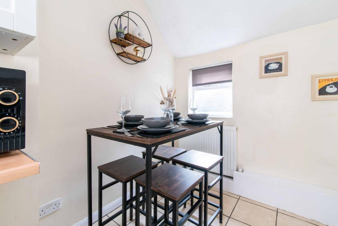 Characterful 2 Bedroom Apartment - Central Location Касл-Донингтон Экстерьер фото